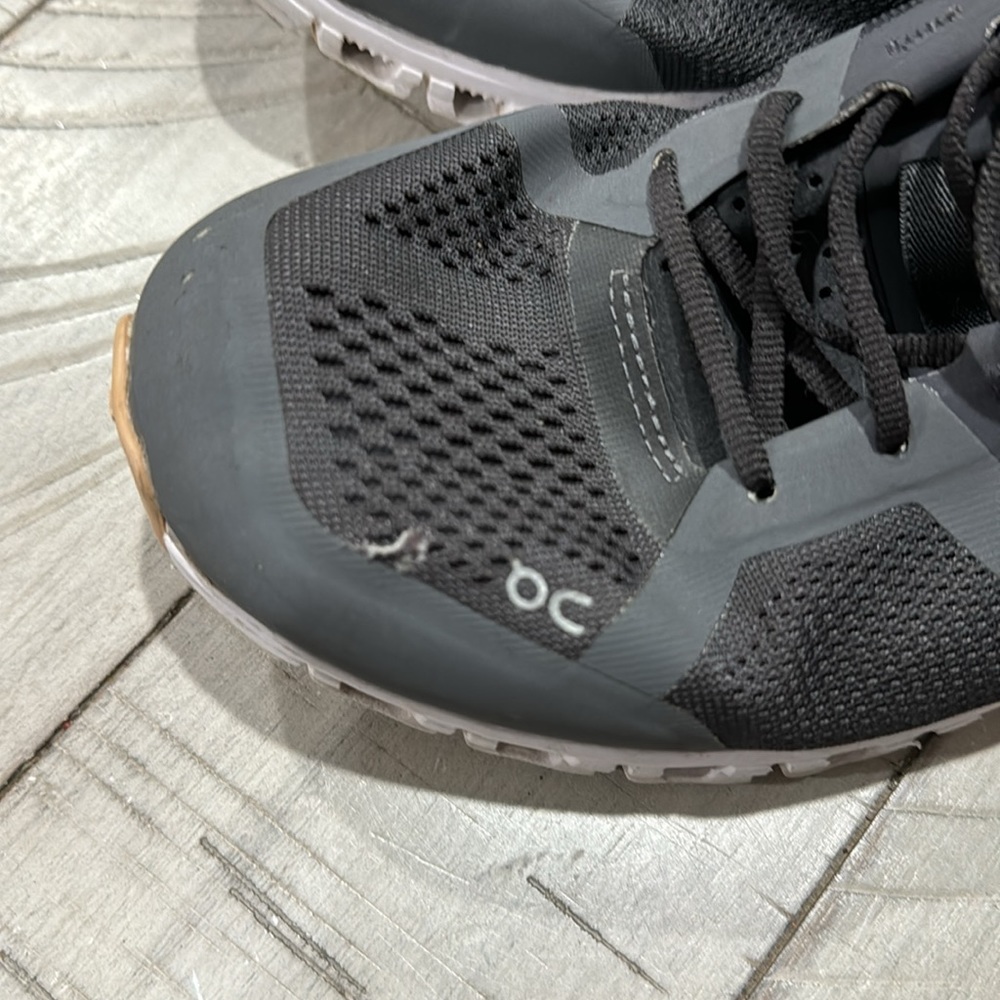Gently used sneaker - Picture 2 of 8